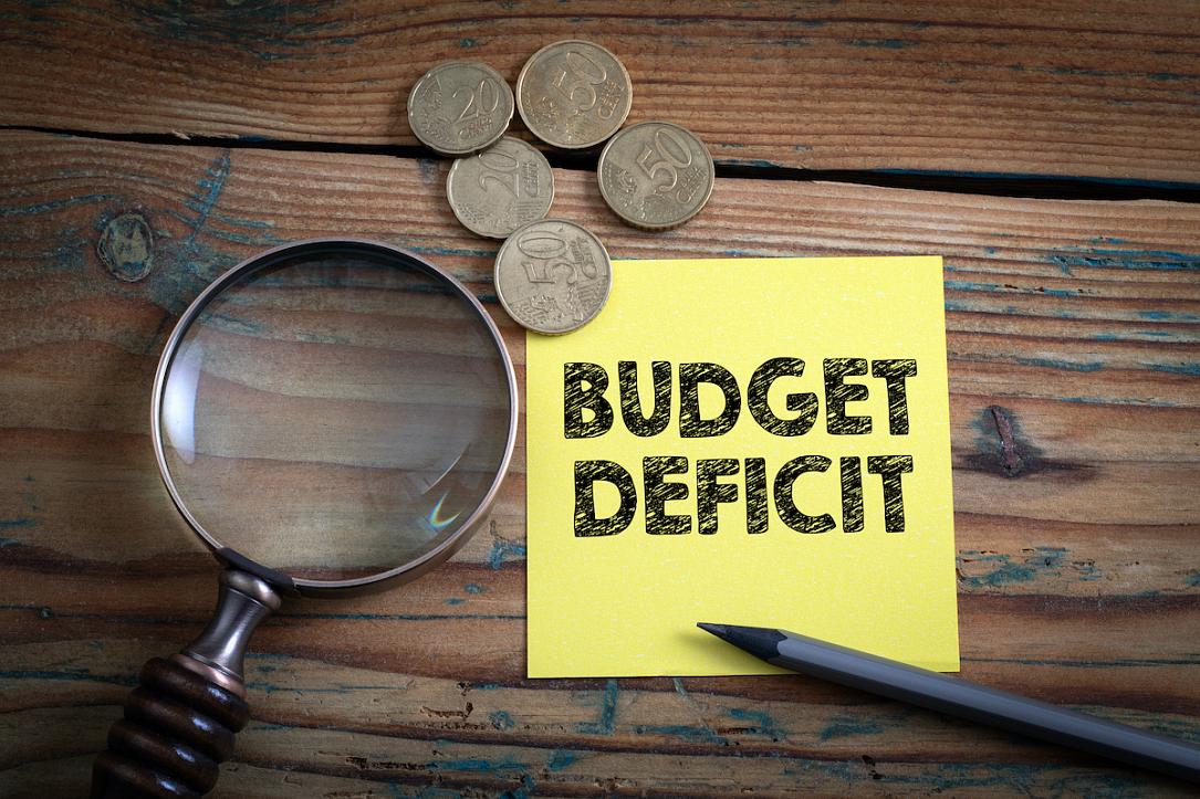 Premierul Ciolacu spune că va parafa un acord cu Comisia, astfel încât să scadă deficitul la 3% în 7 ani. Anul electoral stroarce Bugetul