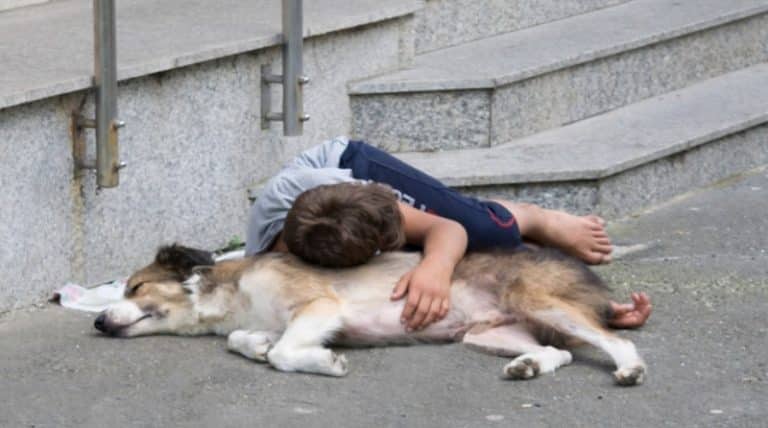 Un sfert din toți copiii din UE, expuși riscului de sărăcie