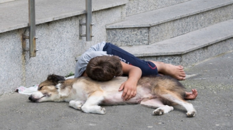 Un sfert din toți copiii din UE, expuși riscului de sărăcie