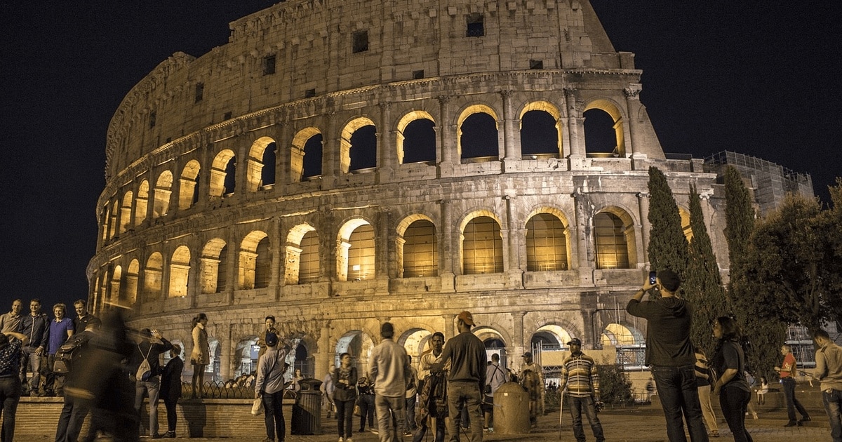 Colosseumul din Roma oferă vizitatorilor tururi nocturne şi proiecţii de film în aer liber