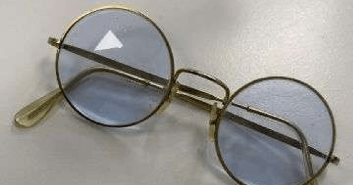 O pereche de ochelari oferiţi de John Lennon şi mai multe fotografii cu membrii Beatles, la licitaţie