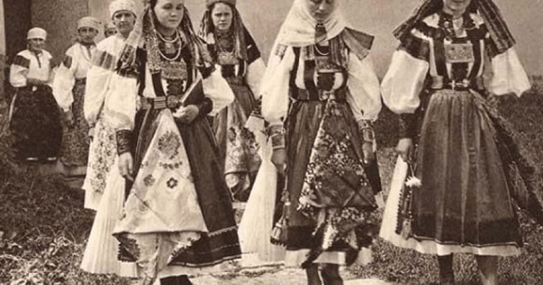 fete măritate „cu gardul“, cearşaful înroşit prezentat întregului sat şi rolul naşului în viaţa sexuală a cuplului