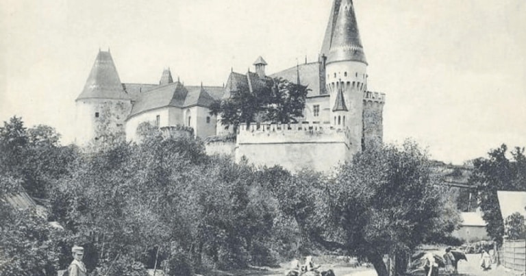 „E ca şi cum ai îmbrăca în rochie de bal scheletul unei împărătese moarte demult“