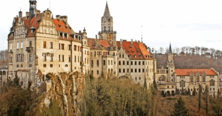 Castelul tinereţii lui Carol I, pe care l-a părăsit în Germania pentru a deveni Regele României