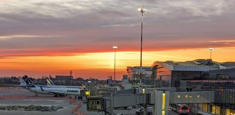 Cum a ajuns Aeroportul Otopeni să suporte 15 milioane de pasageri, deși e proiectat pentru 6 milioane. De ce se tot amână extinderea