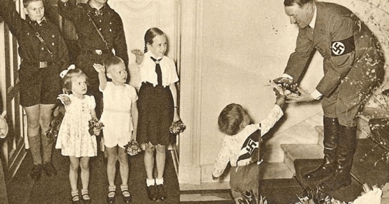 Fecioara Maria era germană, iar Arhanghelul Gavriil era transformat într-o zeiţă ariană