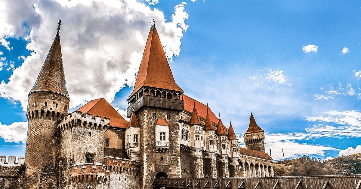 Care este originea numelui orașului Hunedoara?