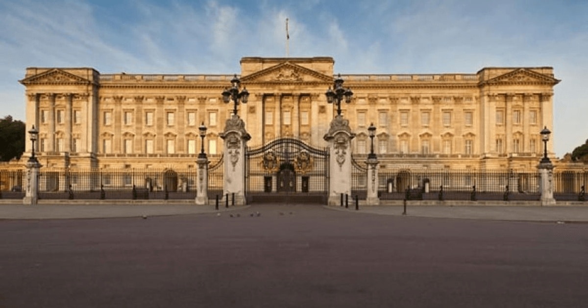 Monarhii Marii Britanii au două zile de naştere