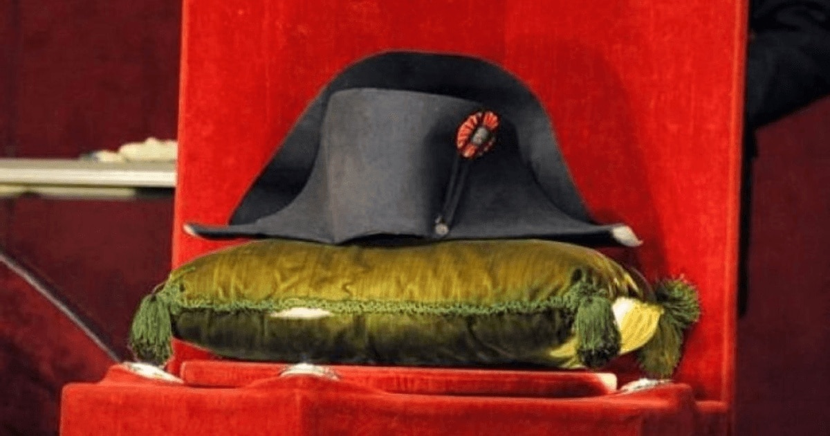 Pălăria lui Napoleon, un obiect vestimentar de milioane