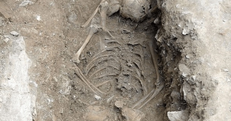 Mormântul unei “vrăjitoare” descoperit în Italia