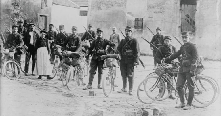Istoria unei fotografii: Infanteria de biciclişti
