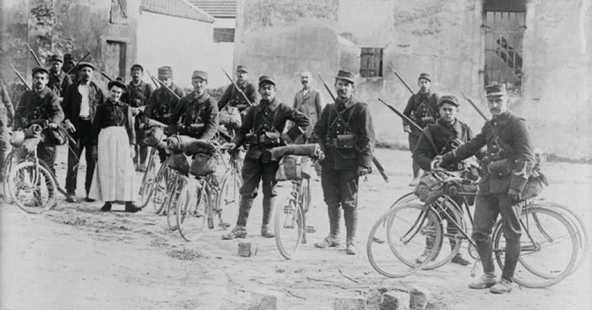 Istoria unei fotografii: Infanteria de biciclişti