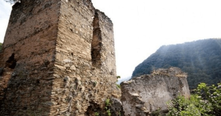 Blestemul dintre ruinele cetăţii lui Jules Verne, de la poalele Retezatului