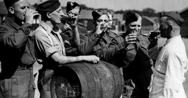 Băutura în vremea războiului. Ce şi cum beau soldaţii?