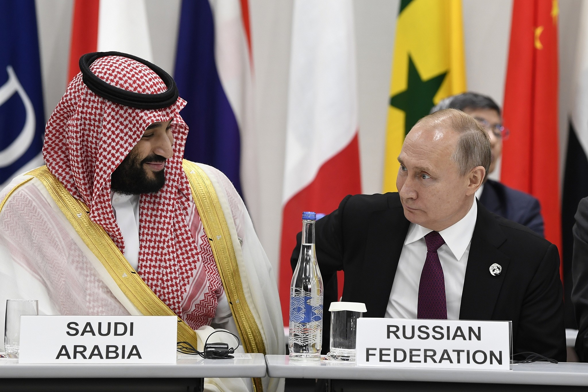 OPEC+ păstrează cotele de producție, Rusia își crește veniturile din petrol în ciuda sancțiunilor. Arabia Saudită ar putea strica jocul