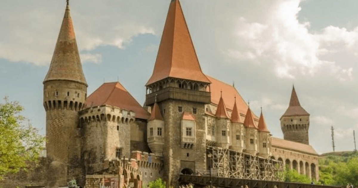 Castelul Corvinilor a fost revendicat de un tânăr care se pretinde moştenitorul lui Iancu de Hunedoara