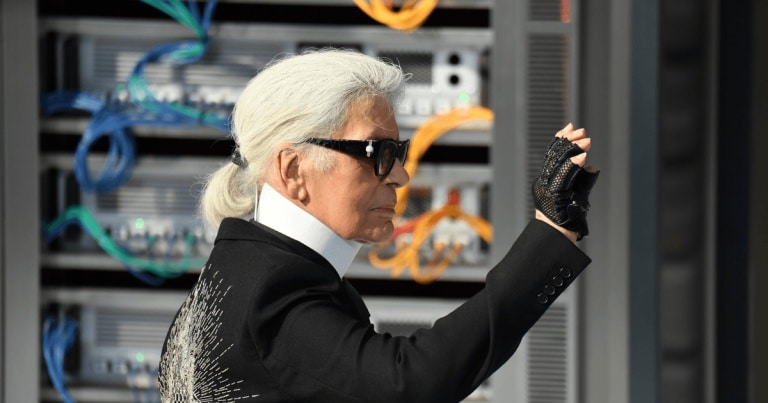Motivele incredibile pentru care designerul Karl Lagerfeld a purtat ochelari de soare timp de 52 de ani
