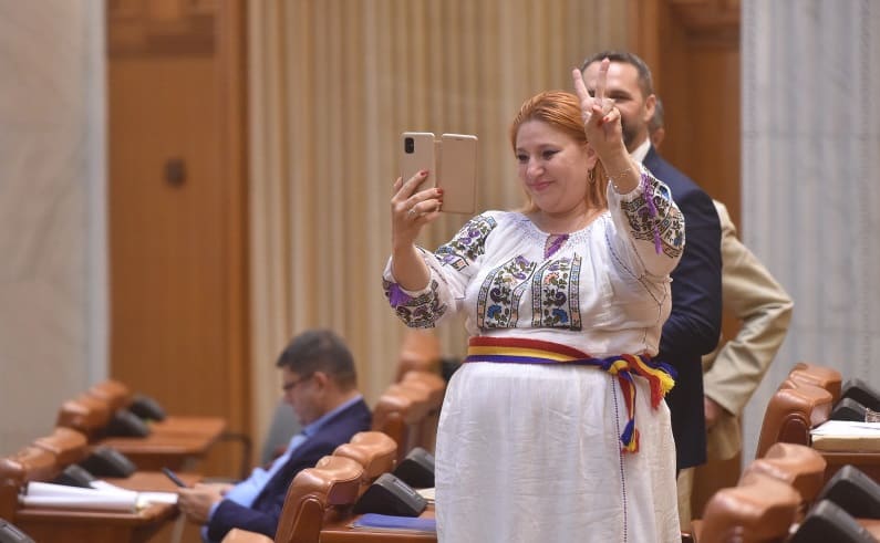 Şoşoacă desconsideră obligaţia de respectare a Constituţiei