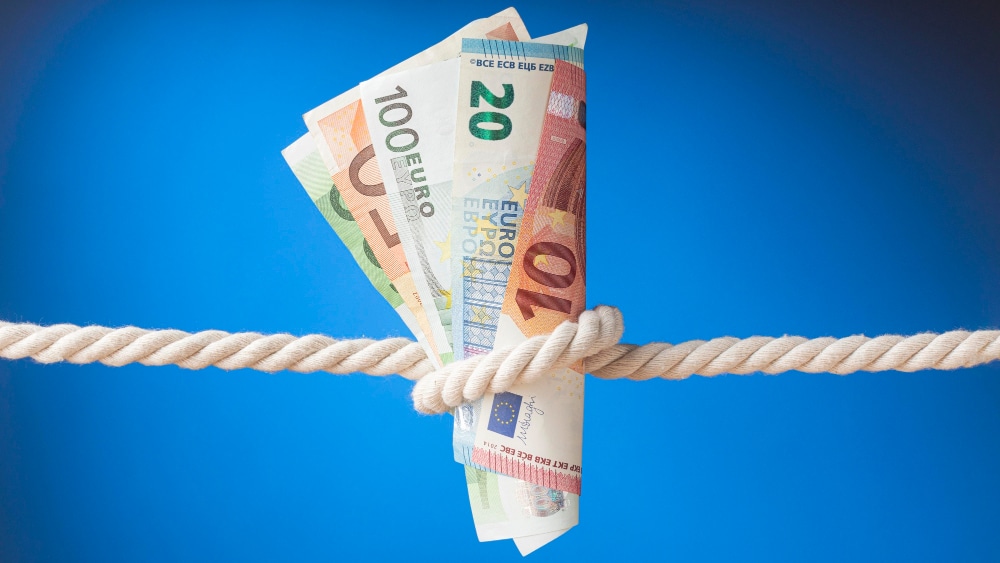 Jumătate de milion de contribuabili au avut conturile poprite