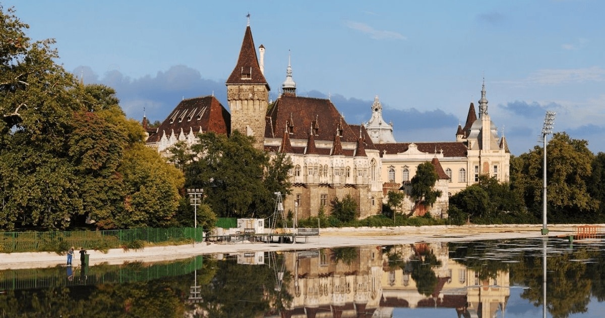 Povestea copiei Castelului Corvinilor din Hunedoara, construită de maghiari în Budapesta