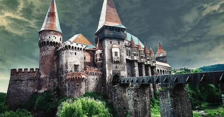 Castelul bântuit, cetatea infestată de vipere