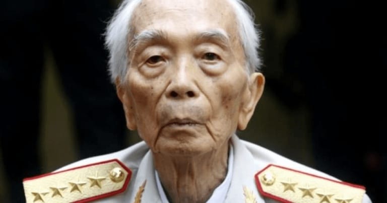 Legendarul general vietnamez Vo Nguyen Giap, cunoscut ca „Napoleon cel Roşu”, a murit la 102 ani