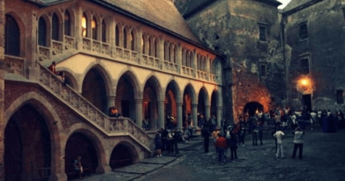 Poveştile cu strigoii care bântuie Castelul Corvinilor au adus o echipă a Travel Channel în Hunedoara