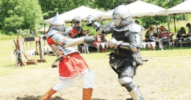 Primul campionat de lupte în armură medievală din România are loc la Cluj