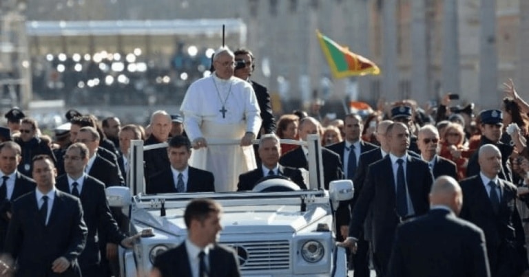 Scurt istoric al vehiculelor folosite de Papi