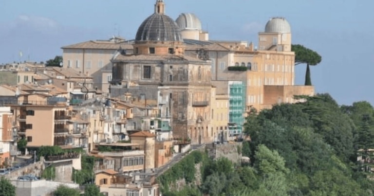 Istoria controversată a Castelului Gandolfo, locul în care se retrage Benedict al XVI-lea