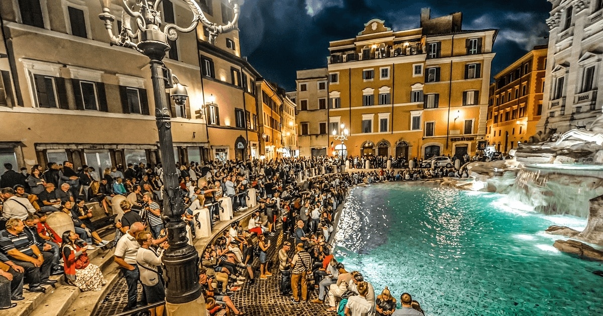 Tradiția de a arunca o monedă în Fontana di Trevi din Roma, suspendată