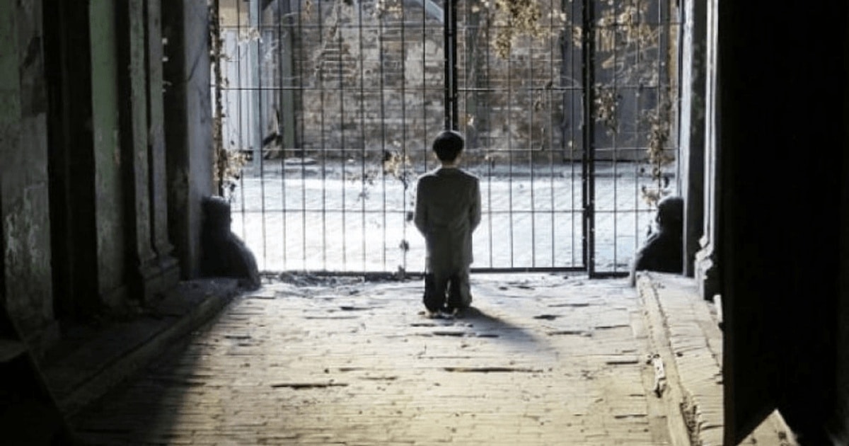 O statuie care îl înfăţişează pe Hitler rugându-se insultă amintirea evreilor