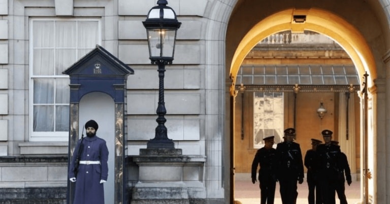 Soldatul care nu poarta caciula de urs la Palatul Buckingham