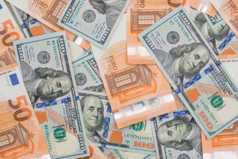 De ce se depreciază euro și cât de plauzibil este scenariul să ajungă la paritate cu dolarul american