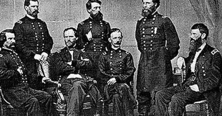 care este personajul în plus din această imagine