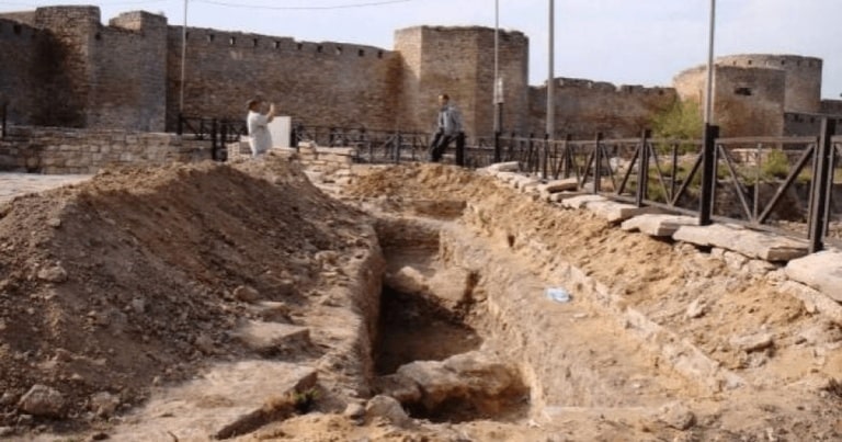 Toaletă publică în cetatea lui Ştefan cel Mare