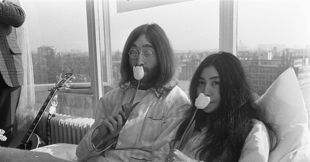 Yoko Ono primește ceasul lui John Lennon, furat după moartea artistului
