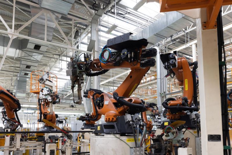 Densitatea roboților în fabricile din întreaga lume față de numărul de angajați: China accelerează și depășește Germania