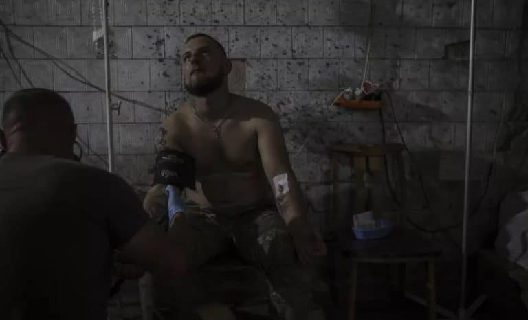 Peste 100.000 de soldați ucraineni judecați pentru dezertare