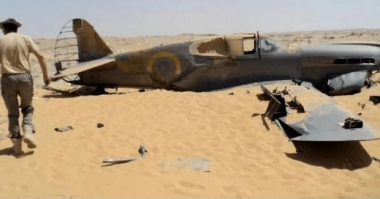 Avion de luptă din Al Doilea Război Mondial, descoperit după 70 de ani în deşert