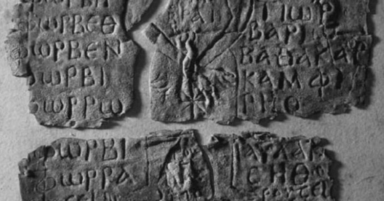 Un blestem teribil, gravat în piatră acum 1.600 de ani, descoperit într-un muzeu din Italia