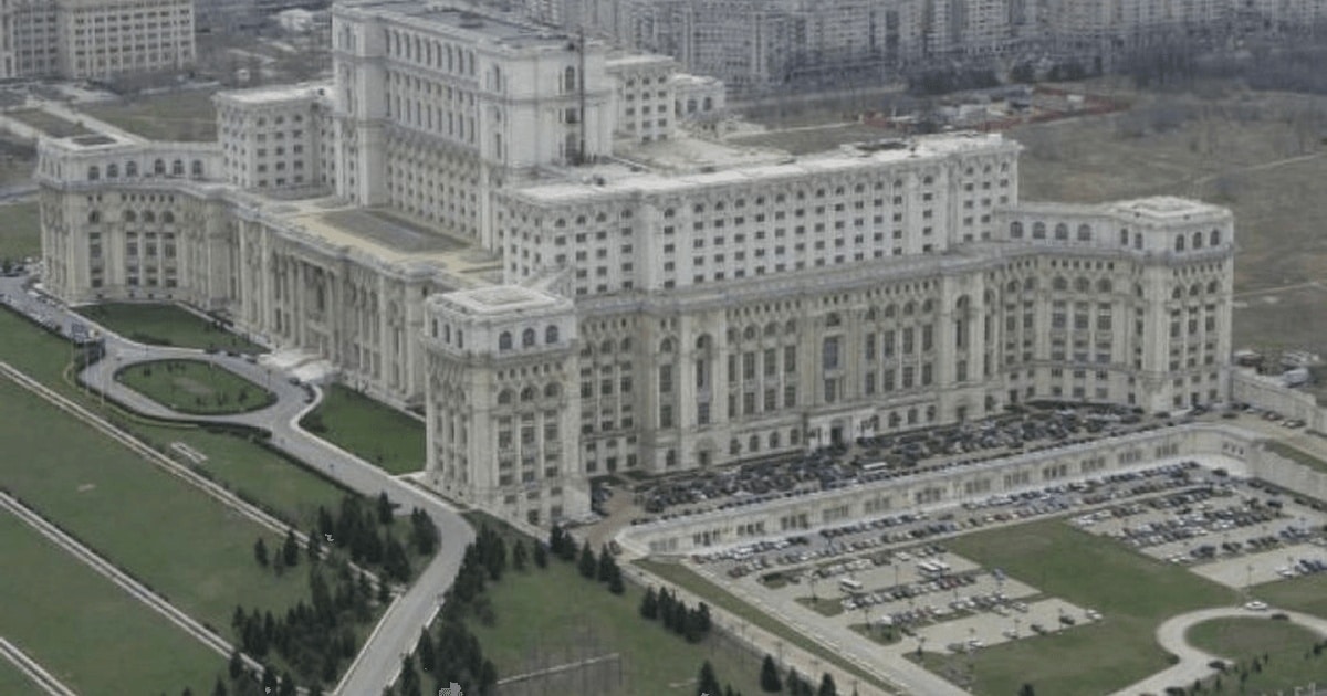 ce legende bântuie clădirea-mamut construită de Ceauşescu