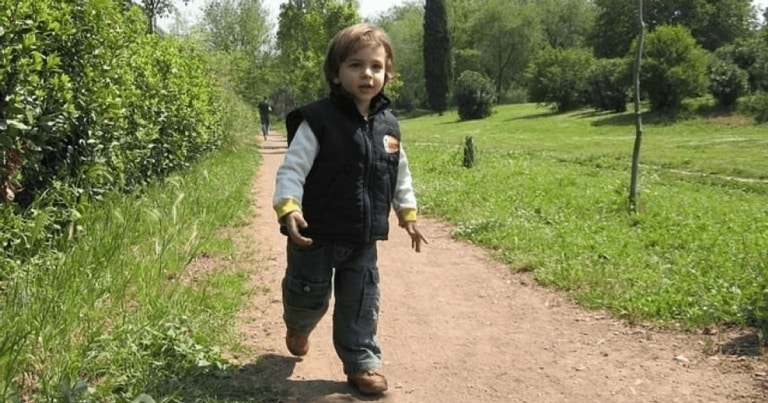 Oamenii de ştiinţă au aflat de ce omul a început să meargă în două picioare