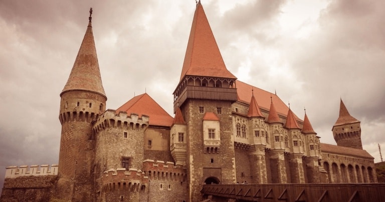 Cum arăta Castelul Corvinilor înainte de incendiul mistuitor de la mijlocul secolului al XIX-lea?