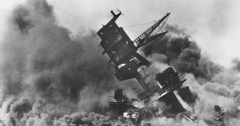 Supraviețuitorii de la Pearl Harbor se întorc, pentru ultima dată, pe navele lor