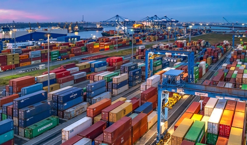 Număr record de comenzi pentru vase portcontainer, în ciuda incertitudinilor privind comerțul global