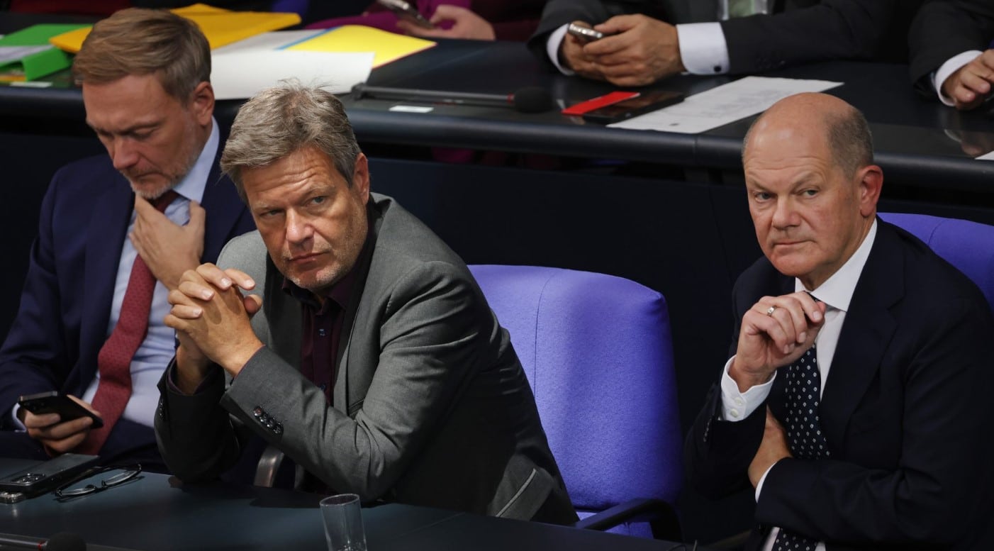 revenire pe servicii, declin în industrie și presiune inflaționistă din salarii