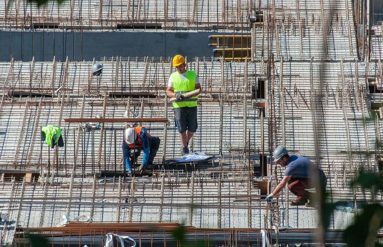 Construcția de locuințe: crește numărul de autorizații pentru blocuri, stă pe loc numărul de apartamente. București-Ilfov