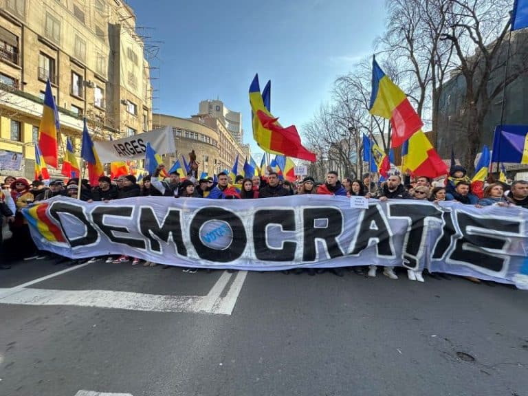 Mii de protestatari participă la mitingul organizat de AUR în Capitală