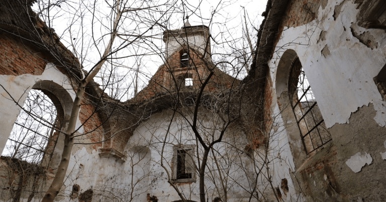 Istoria tulburătoare a satului fantomă înghițit de apele lacului Cinciș